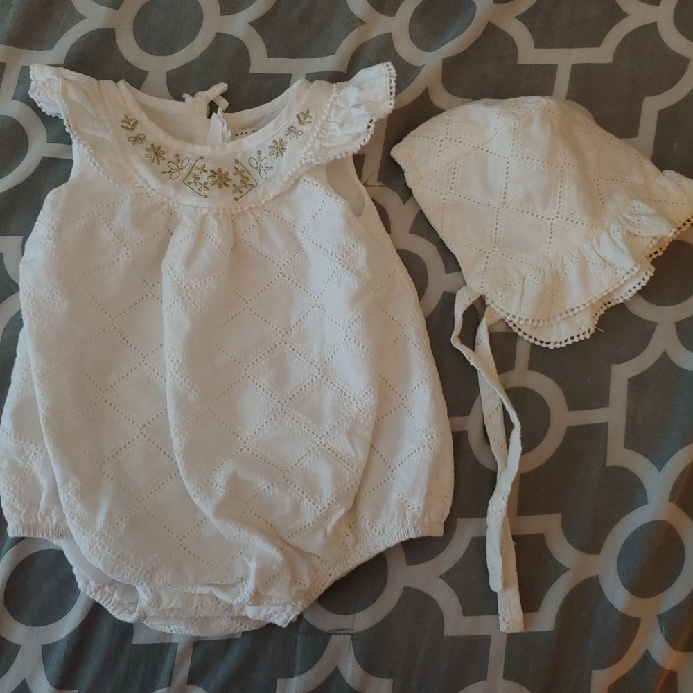 Baby outfit with bonnet hat